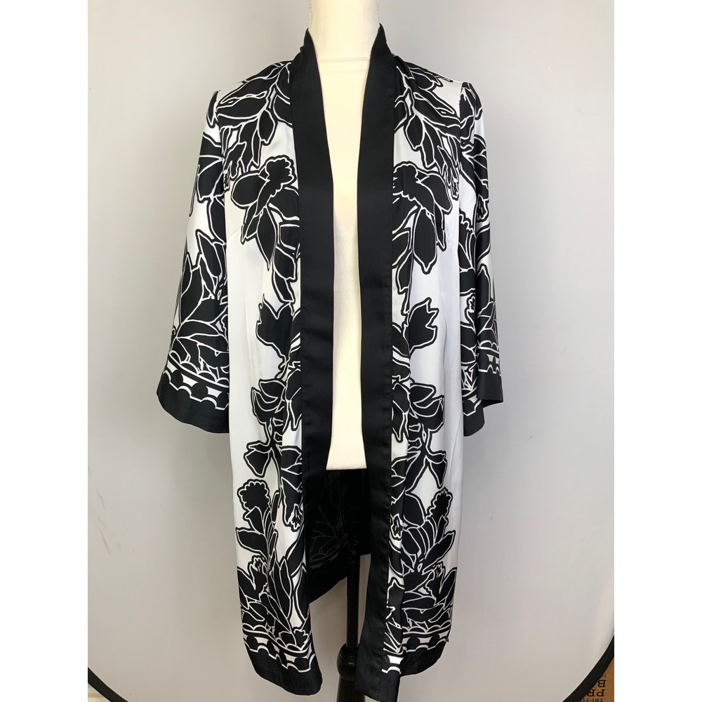NWT Chicos Sz 0 (Small) Black White Fresh Outline Floral Print Satin Kimono